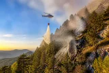 Waldbrand nahe Hermsberg: Polizeihubschrauber unterstützt Feuerwehren aus der Luft