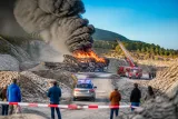 Mobiler Steinbrecher in Treffen in Brand: Feuerwehren vor Ort, keine Verletzten
