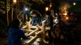 37 Kinder bauen im Wald eine tragfähige Da-Vinci‑Brücke und erleben Gemeinschaft