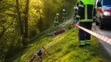 69-Jähriger stürzt mit Dreirad in Thalheim bei Wels Böschung hinunter – aufwendige Bergung