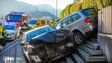 Alkohol am Steuer: 23‑Jährige prallt in Wattens gegen geparktes Auto und verletzt sich