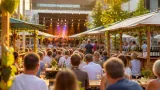 Astner Weinfest nach acht Jahren Pause: Innenhof des Vitalcenters mit über 400 Gästen