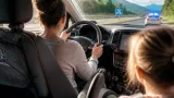 Auf A2 eskalierter Streit: Frau am Steuer attackiert, Tochter im Wagen