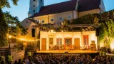 Ausverkauftes Premierenwochenende: Weikendorfer Sommerspiele begeistern im Kirchengraben
