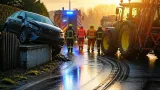 Auto bleibt nach Zusammenstoß mit Traktor an Gartenzaun hängen – ein Verletzter