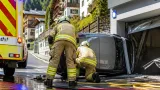 Auto gerät in Kappl in Garageneinfahrt – zwei Senioren verletzt