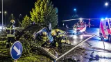 Auto kommt bei Kreisverkehr Büchl von Fahrbahn ab: Fahrer schwer verletzt, Straße stundenweise gesperrt