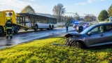 Auto nach Crash mit Linienbus in Wiese geschleudert — Kreuzung in Hart bei Graz gesperrt