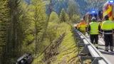 Auto stürzt bei Europabrücke auf A13 rund 20 Meter in steiles Gelände – zwei Verletzte