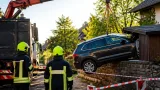 Auto überfährt Parkplatzbegrenzung und prallt gegen Holzhütte in Pöchlarn