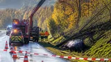 Baum stoppt Pkw im Straßengraben: Zwei Verletzte nach Unfall auf der A1