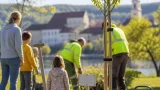Baumpatenschaft im Mitteraupark: Privatpersonen tragen zur Begrünung und Klimaanpassung bei