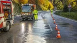 Betonspur auf B91: Feuerwehr räumt 200 Meter Verschmutzung auf Loiblpass Straße