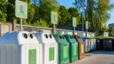 Bezirk erneuert rund 380 Altglas-Container: Sauberere Sammelstellen und neue Hinweise für Einwurfzeiten