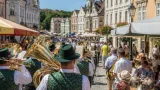 Blasmusik belebt Innenstadt: Thermenland Böhmische auf Platzkonzert-Tour