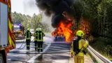 Brennender Pkw auf S36 bei Zeltweg löst Feuerwehreinsatz und Vegetationsbrand aus