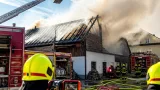 Dachstuhlbrand in Ennsbach: Feuerwehren verhindern Übergreifen auf Wohnhaus