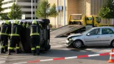 Drei Leichtverletzte nach Pkw-Zusammenstoß an Parkplatzausfahrt in Pasching