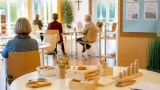 EKiZ Schwaz startet Herbstprogramm für Senior:innen: Gedächtnistraining, Montessori-Geragogik und Smartphone-Kurse
