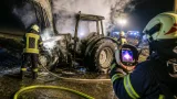 Fahrer löscht Traktorbrand in Losau – Feuerwehren sichern Brandstelle und kontrollieren mit Wärmebildkamera