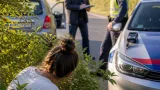 Fahrschülerin musste bei Kontrolle Urintest hinter Busch ablegen – Fahrlehrer kritisiert Vorgehen
