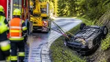 Fahrzeug rutschte von Fahrbahn und blieb auf dem Dach liegen – Feuerwehr Ahorn barg Pkw