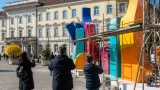 Farbenfrohe Skulptur am Hauptplatz soll Besucher ins Zentrum ziehen