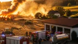 Feldbrand bei Thomasberg: Feuer fast am Feuerwehrhaus, rasche Eindämmung verhindert Schlimmeres