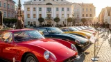 Ferrari-Oldtimer verwandeln Vöcklabrucks Stadtplatz in Bühne für klassische Sportwagen