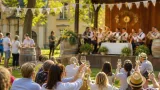 Festlicher Weingenuss und Feldmesse im Museumspark von Mödling