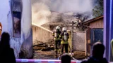 Feuer im Hinterhof bedroht Wohnhaus in Neunkirchen – Einsatzkräfte verhindern Schlimmeres