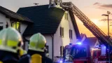 Feuerwehr hebt abgestürzte Drohne mit Drehleiter von Dach in Wels-Lichtenegg