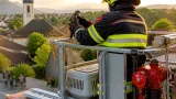 Feuerwehr Waiern befreit erschöpften Mauersegler mit Hubsteiger