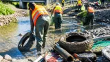 Freiwillige säubern Leitha: Verkehrszeichen, Handys und Reifen geborgen