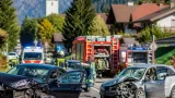 Frontalkollision in Ehenbichl: Drei Insassen, darunter Kleinkind, verletzt