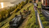 Gewaltiger Fahrzeugabsturz bei Millstatt: Vier Insassen verletzt, aufwändige Bergung