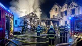 Großbrand in Lagerschuppen verursacht Schäden an zwei Wohnhäusern – zwei Verletzte