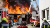 Großbrand in Wellesweiler: Lagerhalle einer Entsorgungsfirma in Vollbrand