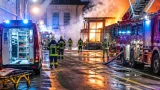 Großeinsatz in Neusiedl: Holzzubau eines Tanzcafés in Vollbrand – eine Person ins Spital