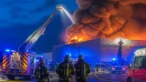 Großeinsatz in Zarnsdorf: Hallenbrand löst Sirenenalarm im gesamten Bezirk aus