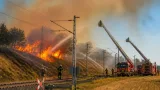 Großeinsatz nach Bahndammbränden: Löschtrupps bekämpfen Flächen- und Böschungsfeuer