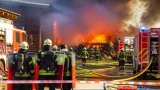 Großeinsatz nach Brand in Sägewerk in Zarnsdorf: 136 Kräfte kämpfen bei Rekordhitze