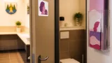 Hermagor: Informationssticker im Rathaus weisen dezent auf Hilfe für Frauen hin