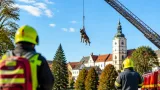 Höhenretter und Suchhunde trainieren gemeinsames Abseilen und Auffinden