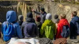 Kinder erkunden das Vulkanland: Tuffstein, Landschaft und lokale Identität im Fokus