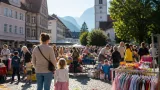 Kinderflohmarkt in Feldkirch: Schnäppchen, Nachhaltigkeit und Spielzeuggeschichten auf dem Sparkassenplatz