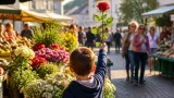 Kleiner Rosenkavalier: Wochenmarkt in Vöcklabruck als Treffpunkt für Jung und Alt