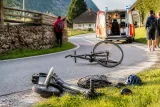 Kollision in Vomperbach: Fahrradlenker und Jugendlicher nach Zusammenstoß verletzt