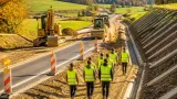 L 229 wird saniert: Halbseitige Sperren, neun Lehrlinge im Einsatz bis 6. November