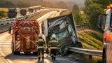Lkw prallt gegen Leitschiene auf A1 – Feuerwehr befreit Fahrzeug, Stau bildet sich